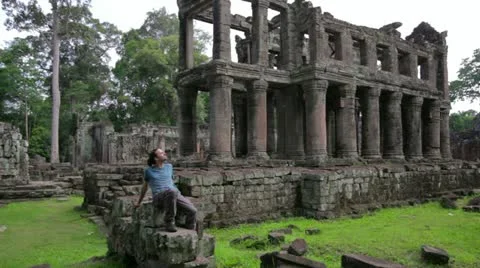 Backpacker sitting in preah khan temple, angkor, cambodia 스톡 동영상 12178976