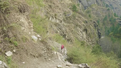 Backpackers on the nepalese path around the Manaslu mountain. Video stock 91539738