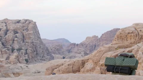 Backpacking gear and sleeping pad on Petra canyon viewpoint Jordan Trail re.. Stockbeeldmateriaal 330096276