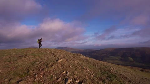 A backpacking man reaching a gorgeous mountain summit in England Vídeo Stock 264587567