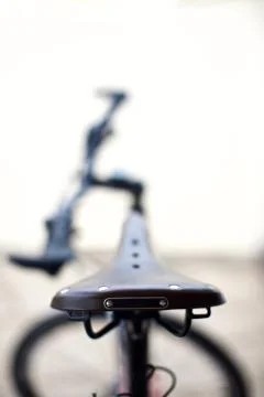 Backs side view of city bicycle and helmet with leather saddle Foto stock