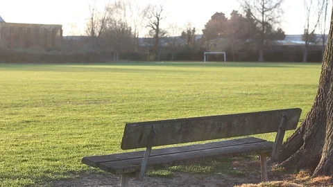Backshot of an old park bench in the sunset, Reading, UK 스톡 동영상 105132799