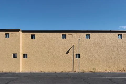 Backside of motel building with small windows and lamp post, Southwest USA Foto stock