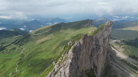 The backside ridge of Seceda Ridge 스톡 동영상 331960674