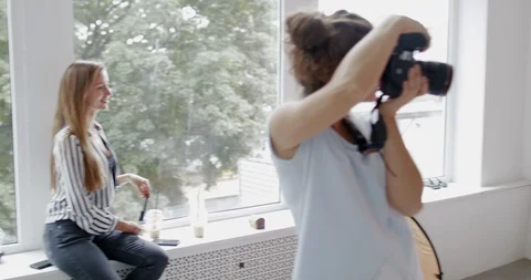 Backstage of the photo shoot: Camera rotates from photographer to caucasian preg Stock Footage 113070154