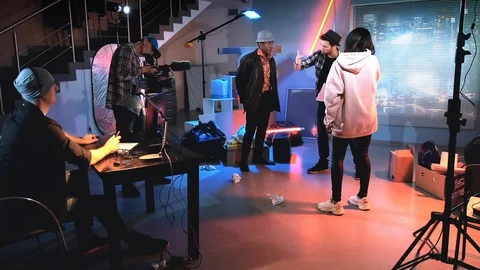 Backstage of scene shooting: director teaching young black actors on shooting Stock-Footage 124332107