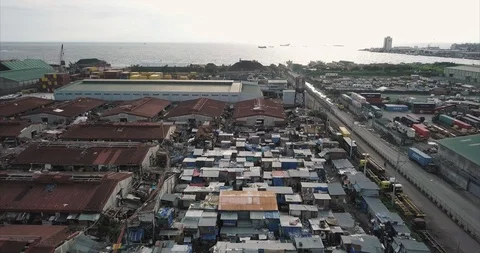 Backtracking aerial flight over squatter area then ascending, Manila Vídeo Stock 129559242