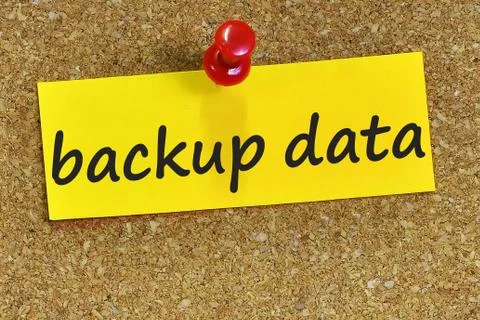 Backup data word on yellow notepaper with cork background Foto stock