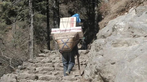 Backview of nepali porter on the way up to Namche Bazaar. 스톡 동영상 236912092