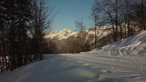 A backward camera movement captures a snowy road.   库存影片 152987952