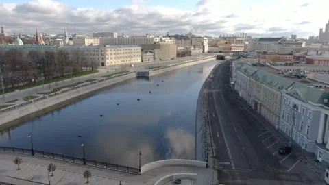 Backward descending drone view along quiet riverside Vidéo 323165349
