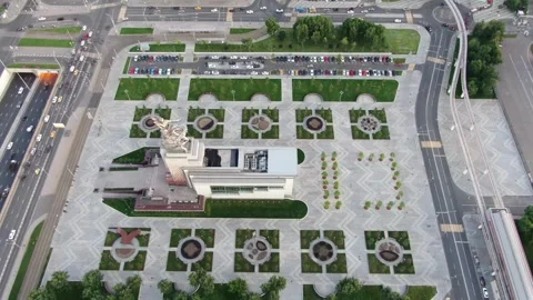 Backward drone rise above Worker and Kolkhoz Woman, Moscow Vidéo 323769008