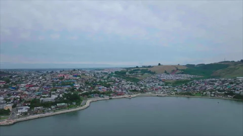 Backward tracking overall view of Puerto Montt Vídeo Stock 340993340