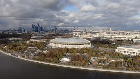Backward upward drone movement above urban panorama Vidéo 323765126