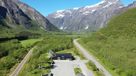 Backwards Aerial Pan Stockbeeldmateriaal 108513201