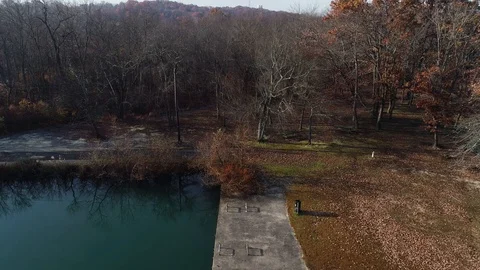 Backwards flight from empty dock on a pond Vídeo Stock 98489059