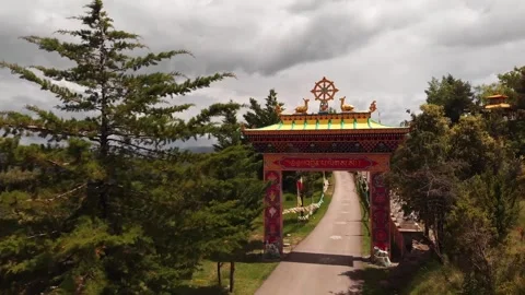 Backwards Footage of the Gate to the Buddhist Temple Dag Shang Kagyu in Panil Vídeos de archivo 130797078