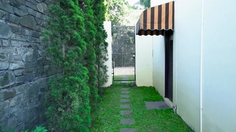 Backyard alley Vídeos de archivo 202307114