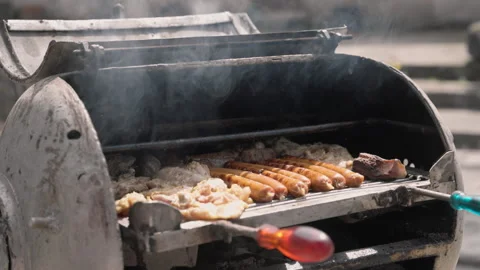 Backyard barbecue grill with chicken and sausages being grilled, 4K Vídeo Stock 333387511