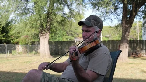 Backyard Fiddle Player Vídeos de archivo 346391932