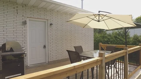 Backyard patio deck and bbq Vidéo 103348782