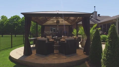 Backyard patio set smooth dolly slide Vidéo 103348766