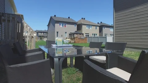 Backyard patio setup with lemonade ready to serve gimbal approach Vidéo 103348855