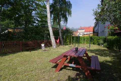 Backyard with Picnic Table, Hammock, and Swings Stock-Fotos