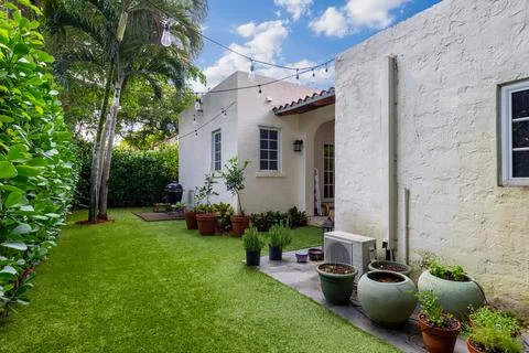 Backyard Surrounded by large vegetation short grass, stone paths Foto stock