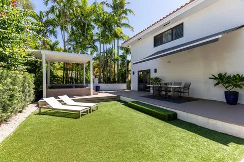 Backyard Surrounded by large vegetation short grass, stone paths Foto stock