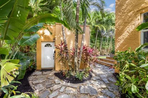 Backyard Surrounded by large vegetation short grass, stone paths Foto stock