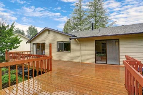 Backyard view of a spacious two story home with large entertainment deck. Foto stock