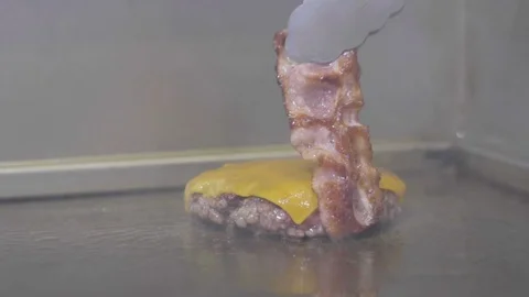 Bacon added to Cheesburger Meat Vídeos de archivo 102281469