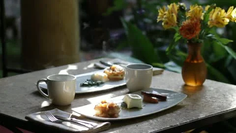 Bacon, egg and waffle breakfast at a resort restaurant in Sonoma wine country 스톡 동영상 10914901