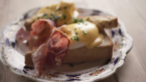 Bacon &amp; eggs breakfast tracking from right to left. Stock-Footage 107775457