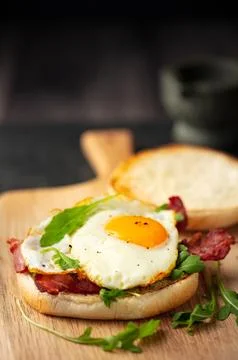 Bacon, Fried Egg, and Rocket Leaves Baps for Breakfast in 4K Ultra HD Foto stock