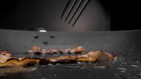 The bacon is fried in a pan. Vídeos de archivo 117778959