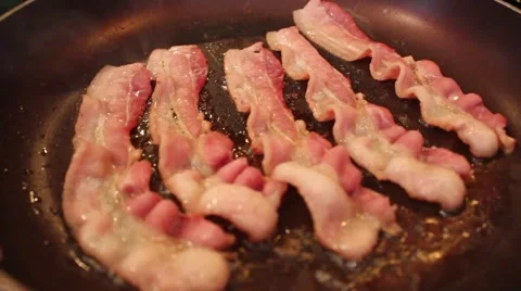Bacon frying Vídeos de archivo 53767074