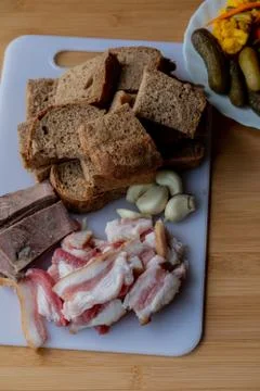 Bacon with garlic. Rye bread bacon garlic. Salted vegetables, pickled vegetab Foto stock