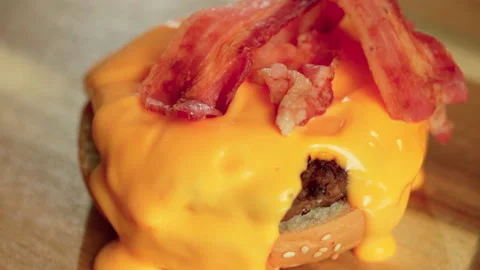 Bacons drop on cheese burger slowmotion Vídeos de archivo 158379743