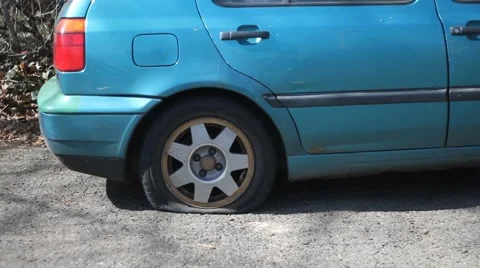 Bad car, flat tire c Stock-Footage 5327561
