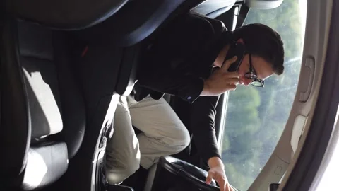 Bad day young man having an unpleasant talk on phone in the car.vertical video Vidéo 259489160
