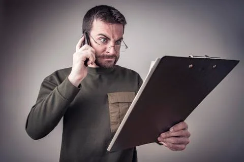 Bad or wrong invoice, young man yelling at his phone Foto stock