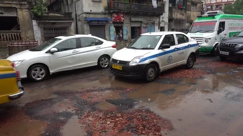 Bad roads in Kolkata Vídeos de archivo 77662096