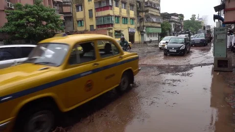 Bad roads in Kolkata Vídeos de archivo 77662490