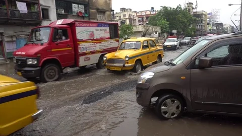 Bad roads in Kolkata Vídeos de archivo 77663314