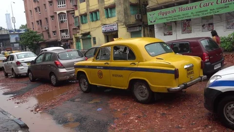 Bad roads in Kolkata Vídeos de archivo 77663360