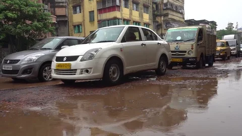 Bad roads in Kolkata Vídeos de archivo 77663765