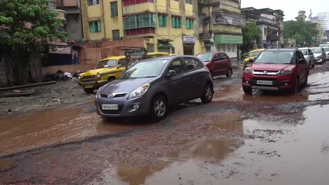 Bad roads in Kolkata Vídeos de archivo 77664076