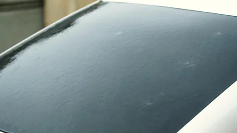Bad weather, rain drops hitting car windshield. 库存影片 345830513